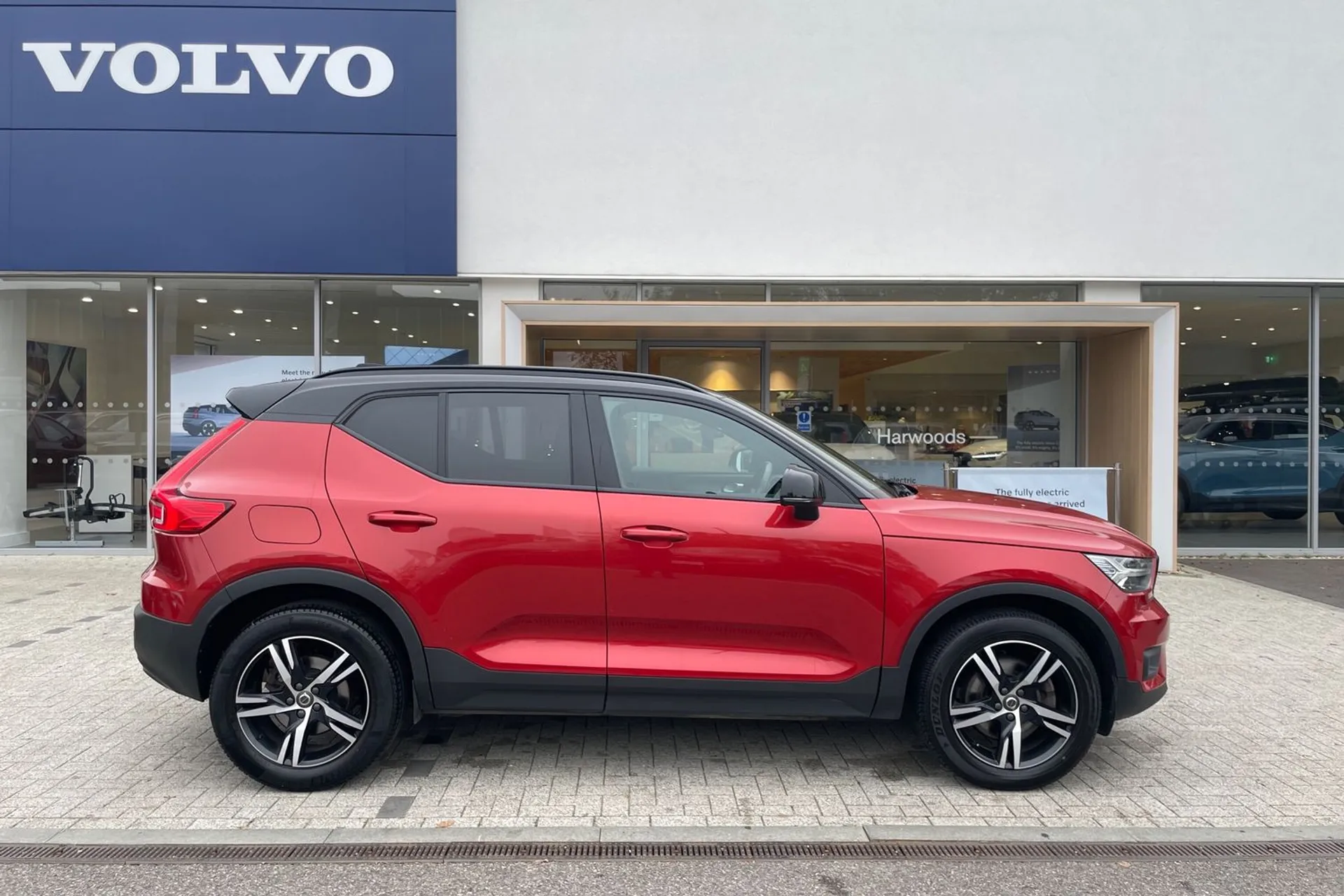 Volvo XC40 thumbnail image number 2