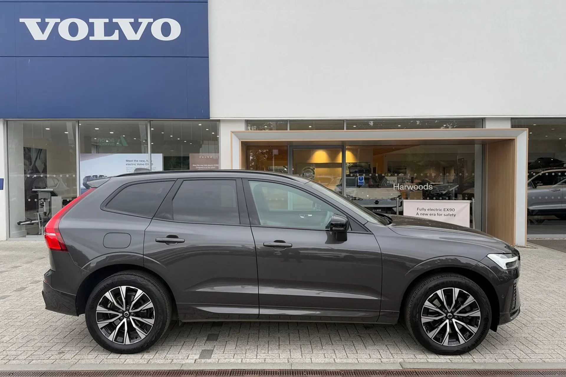 Volvo XC60 thumbnail image number 2