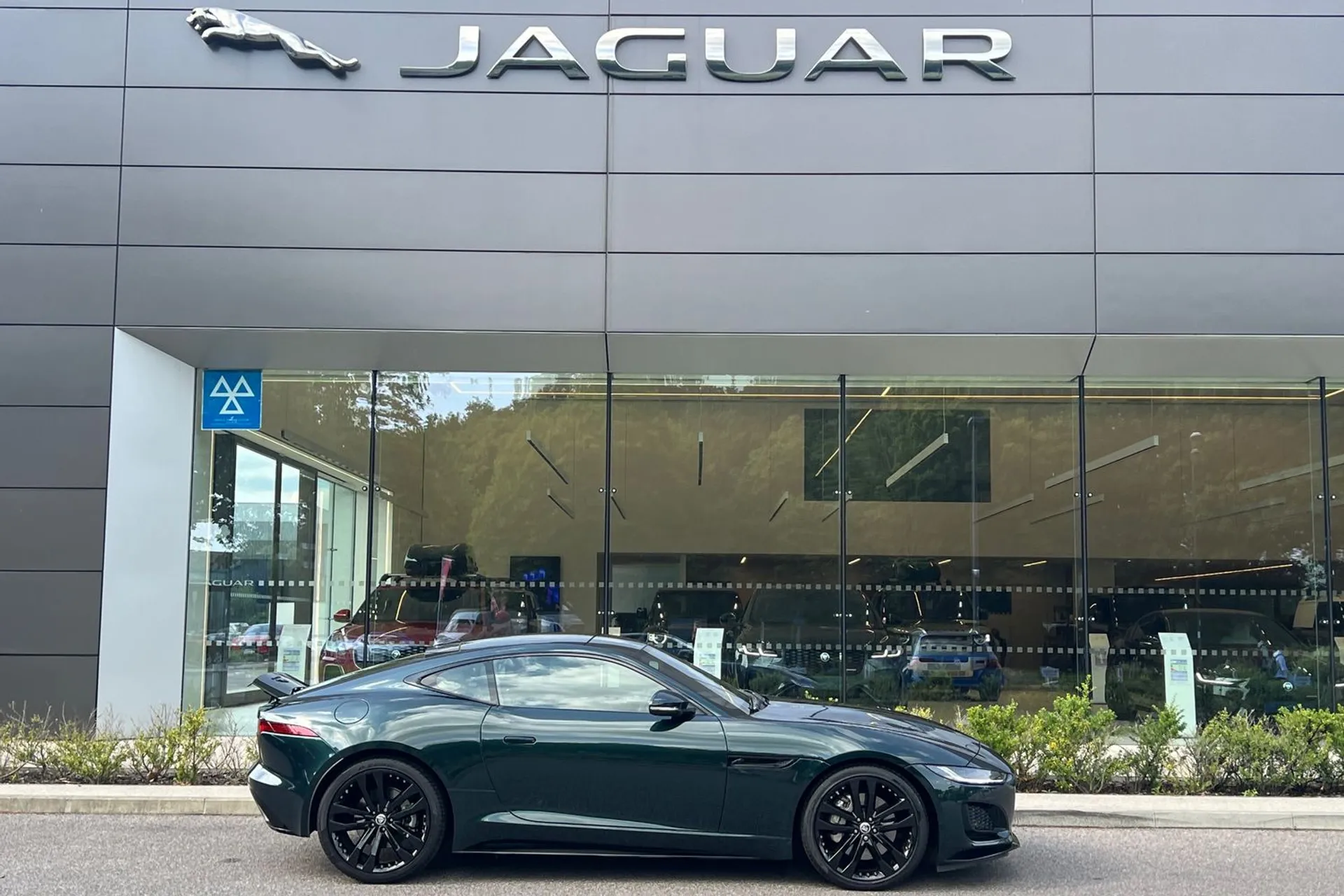 Jaguar F-TYPE thumbnail image number 2