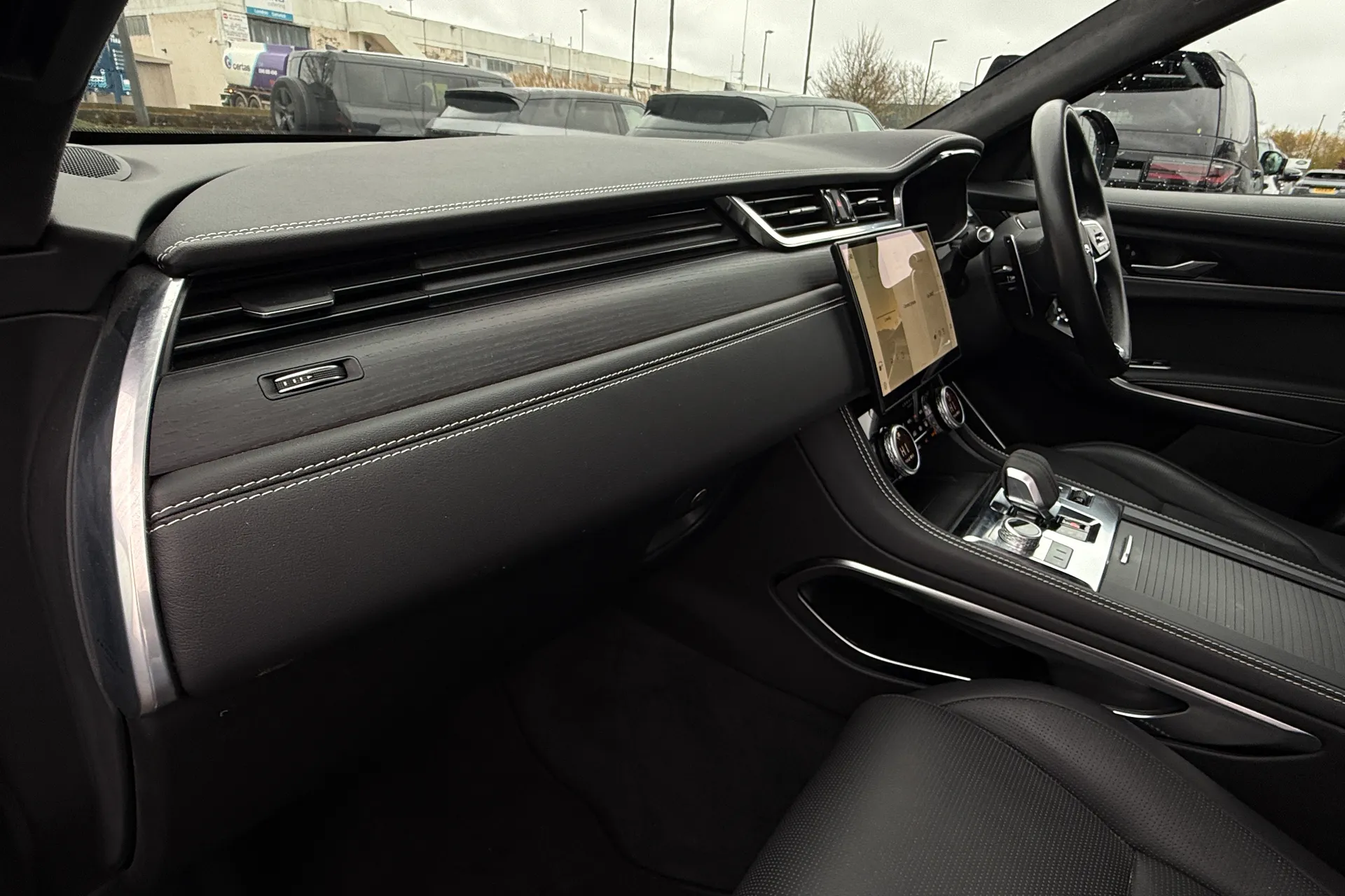 Jaguar F-PACE thumbnail image number 38