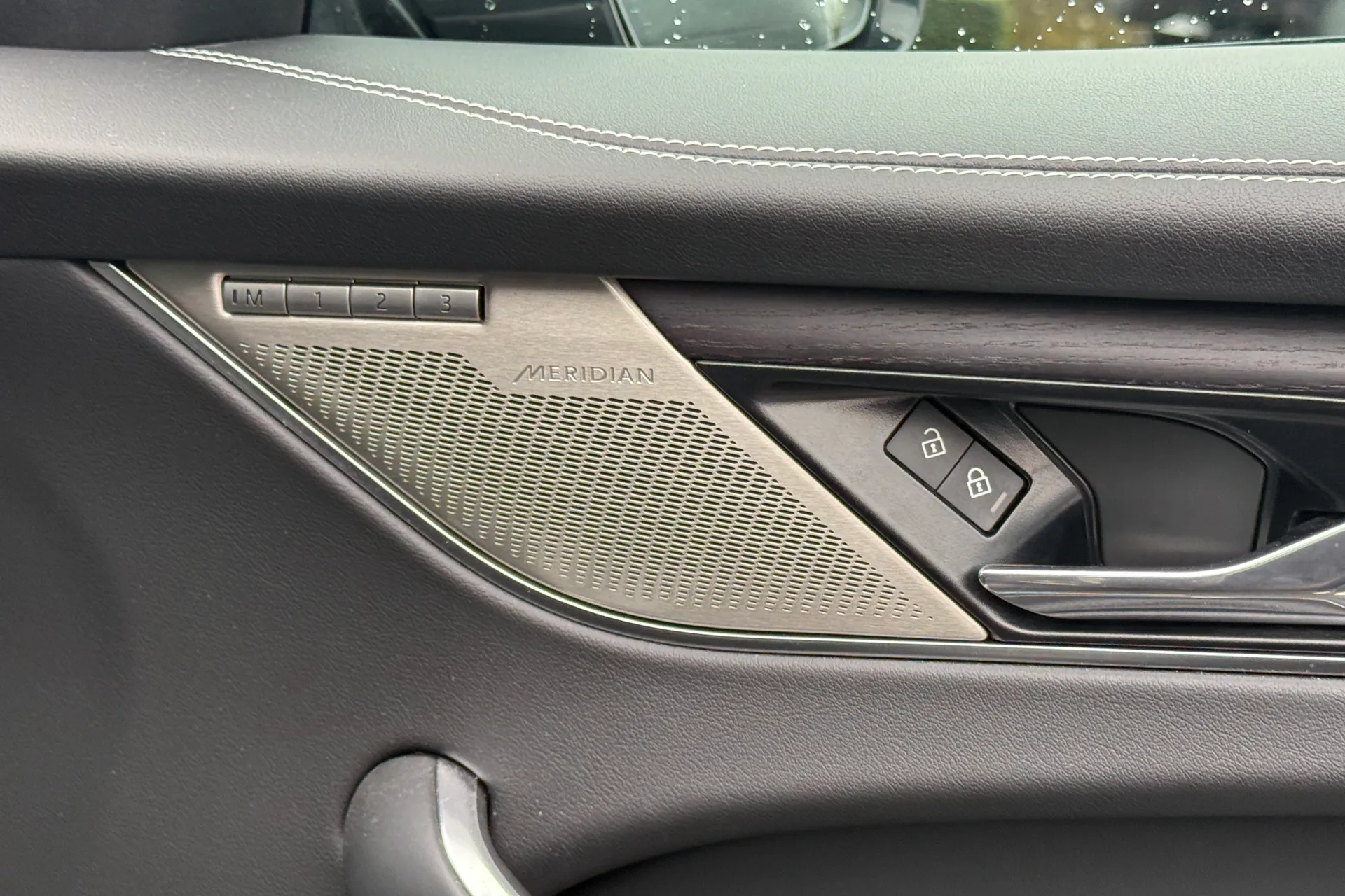 Jaguar F-PACE thumbnail image number 41