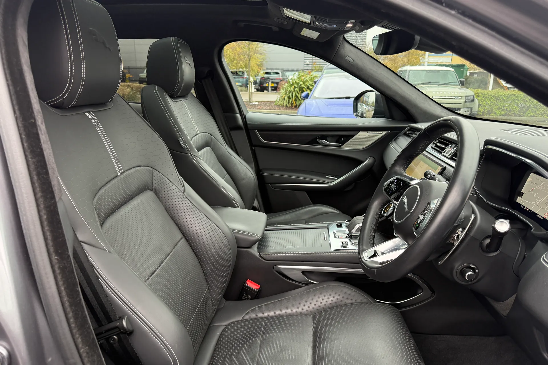 Jaguar F-PACE thumbnail image number 36