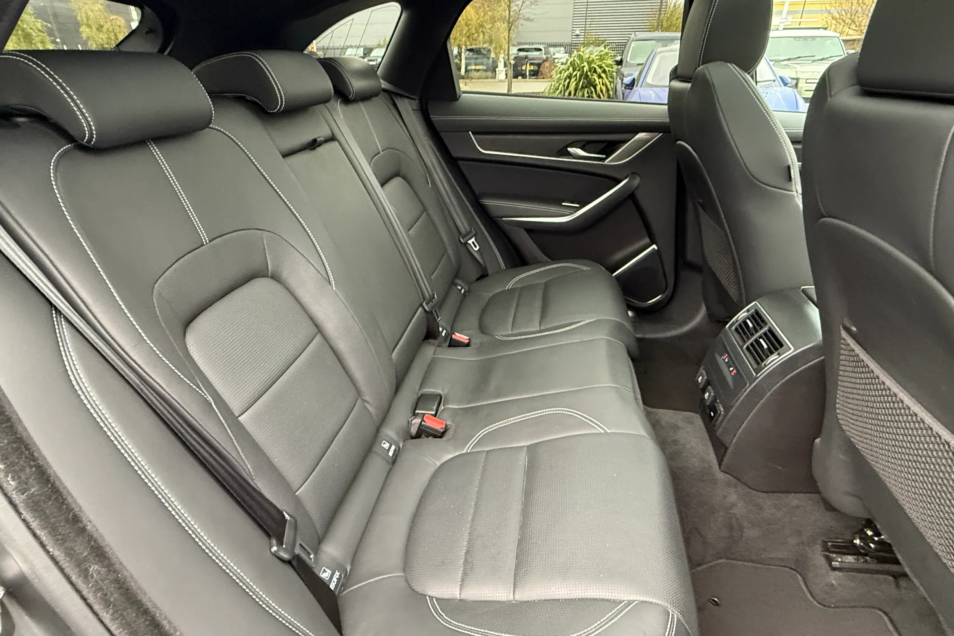 Jaguar F-PACE thumbnail image number 31