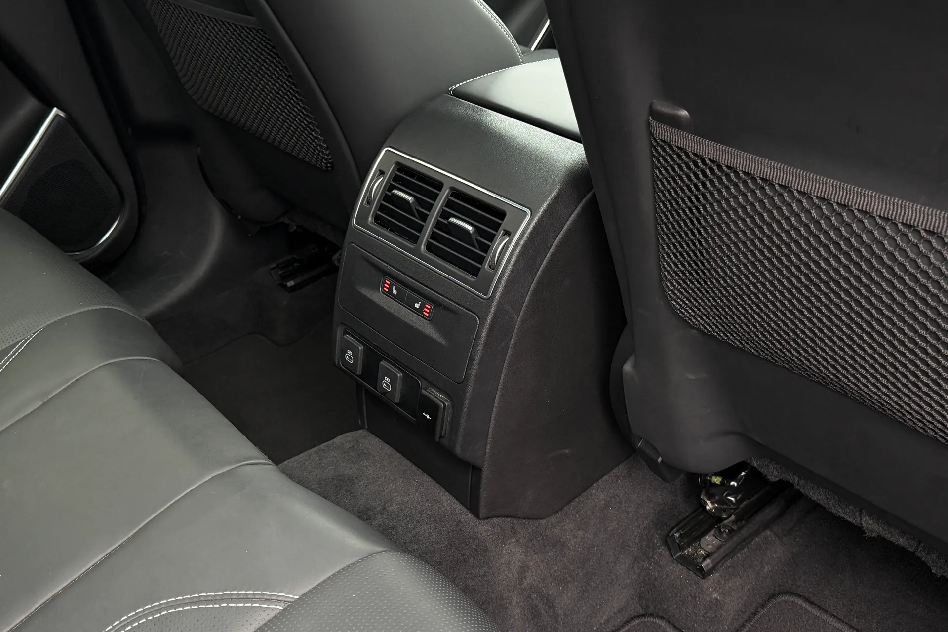 Jaguar F-PACE thumbnail image number 33