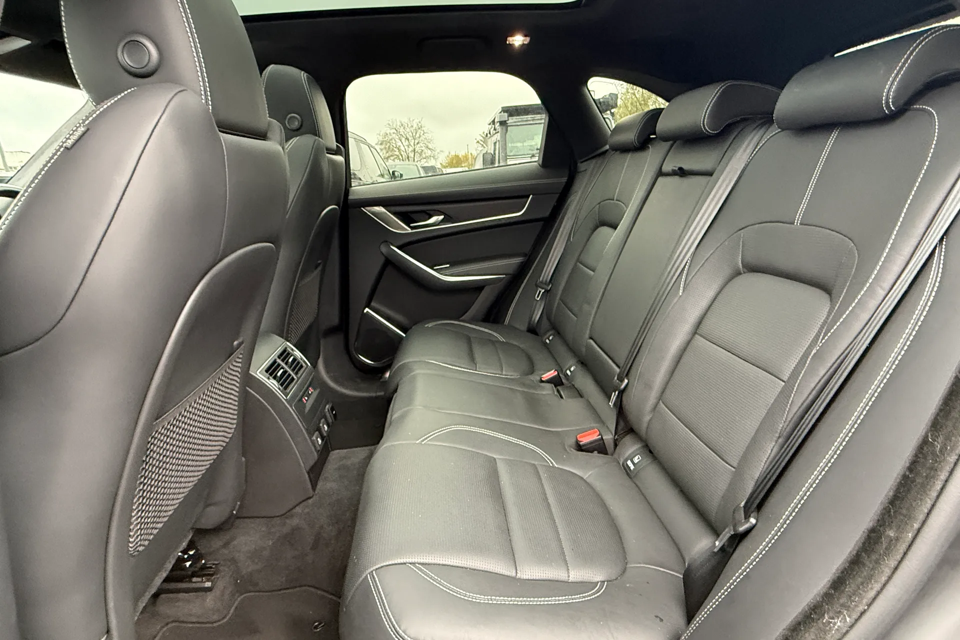 Jaguar F-PACE thumbnail image number 40