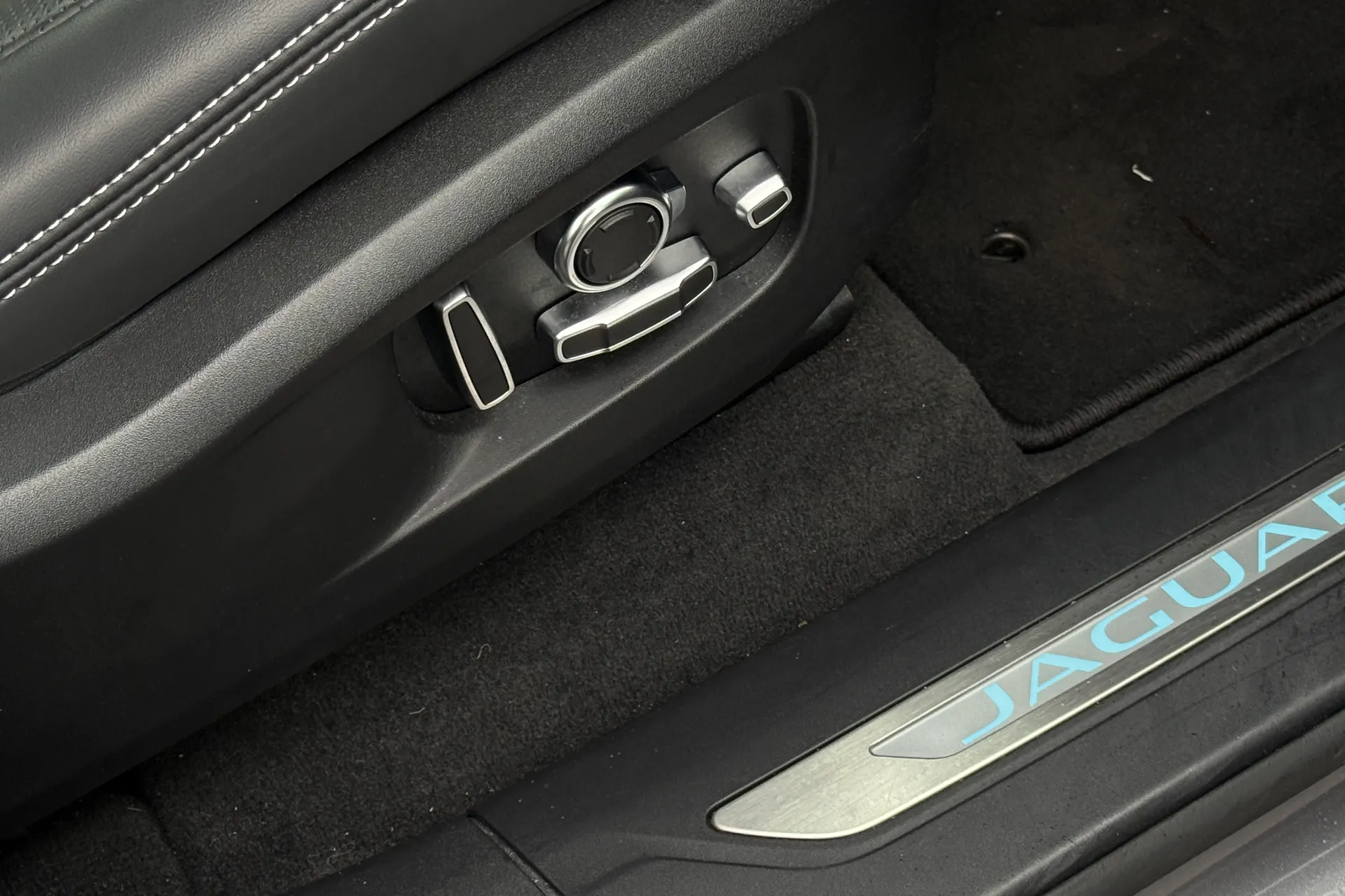 Jaguar F-PACE thumbnail image number 35