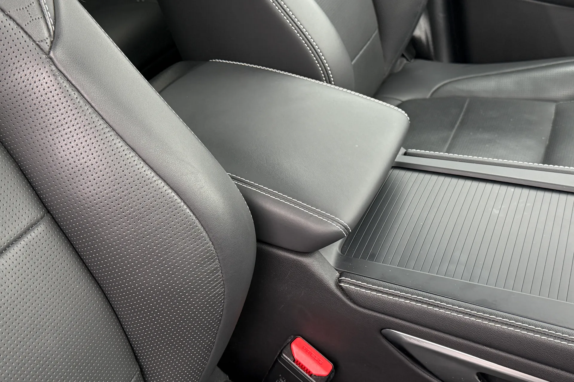 Jaguar F-PACE thumbnail image number 22