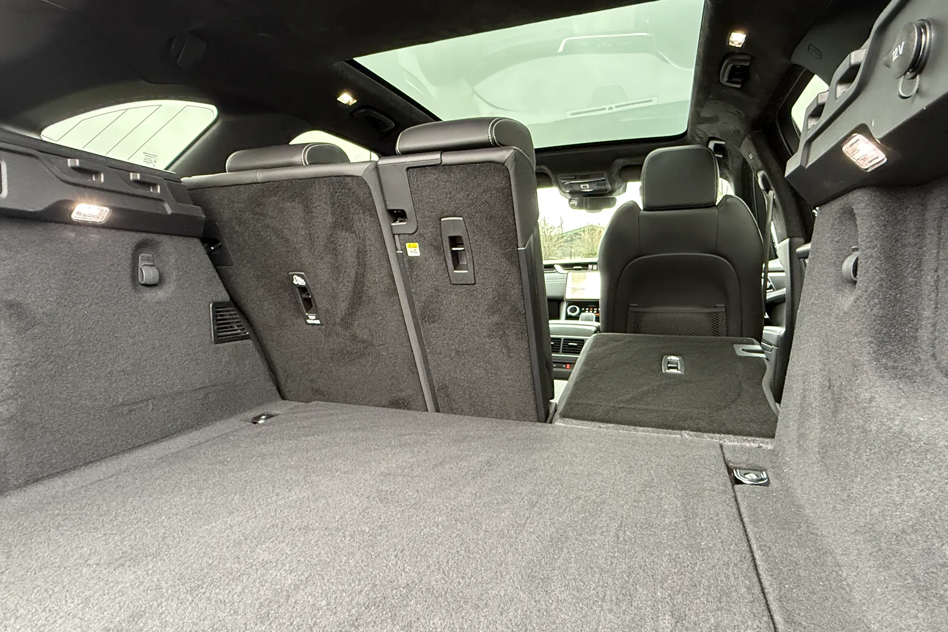 Jaguar F-PACE thumbnail image number 29