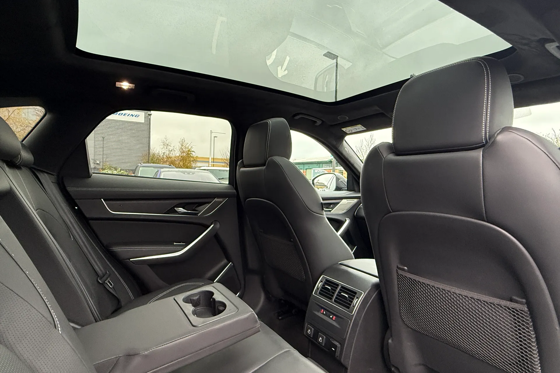 Jaguar F-PACE thumbnail image number 32