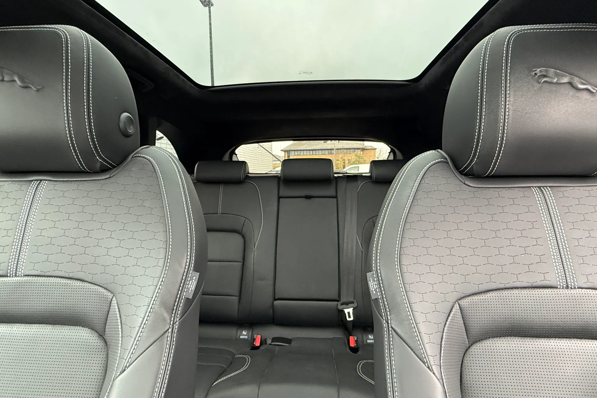 Jaguar F-PACE thumbnail image number 34