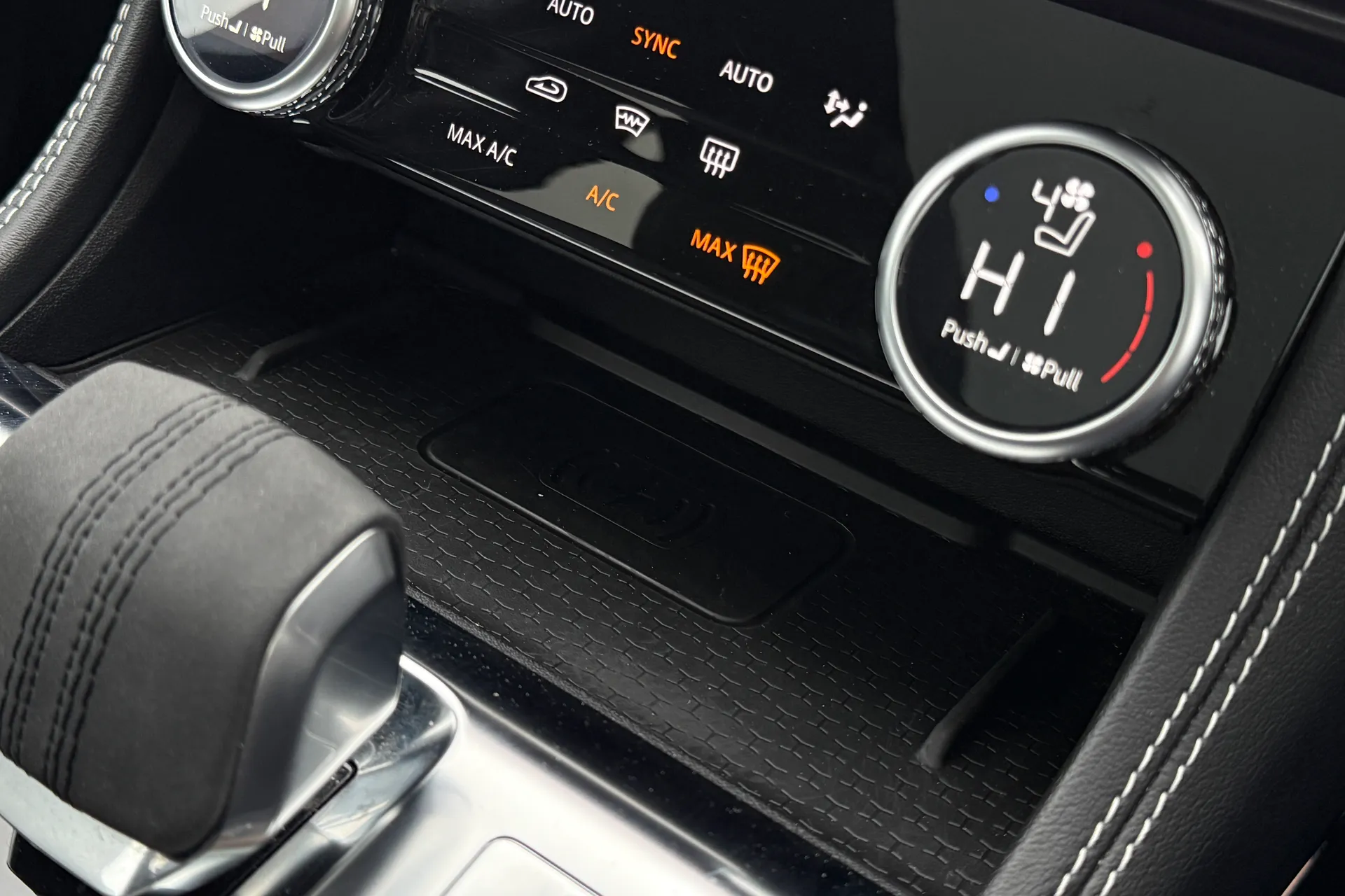 Jaguar F-PACE thumbnail image number 21