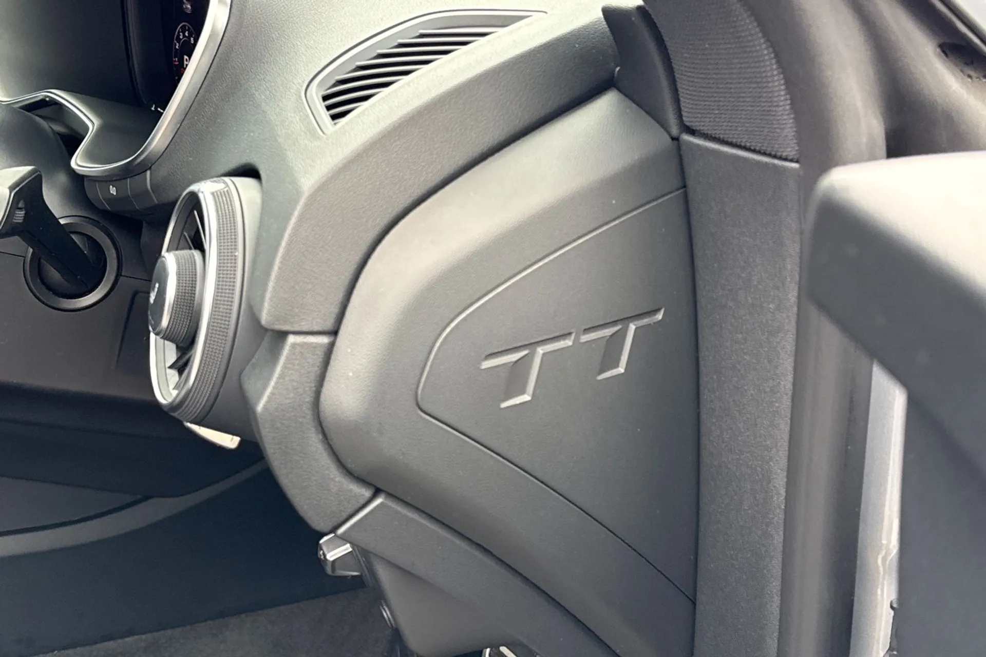 Audi TT thumbnail image number 16