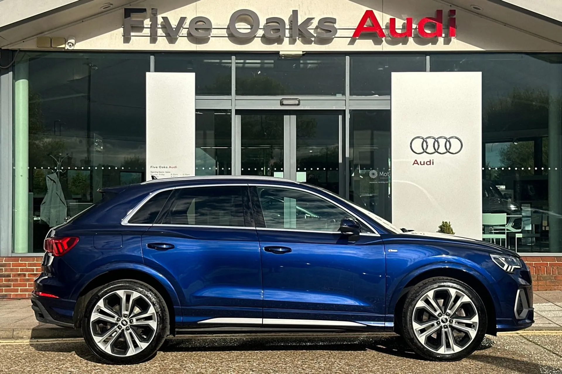 Audi Q3 thumbnail image number 2