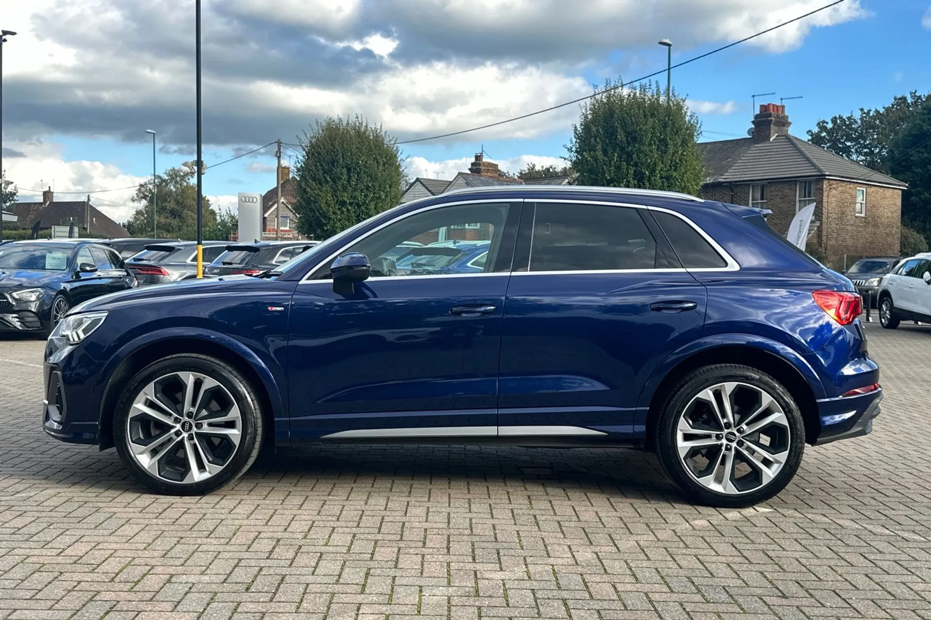 Audi Q3 thumbnail image number 15