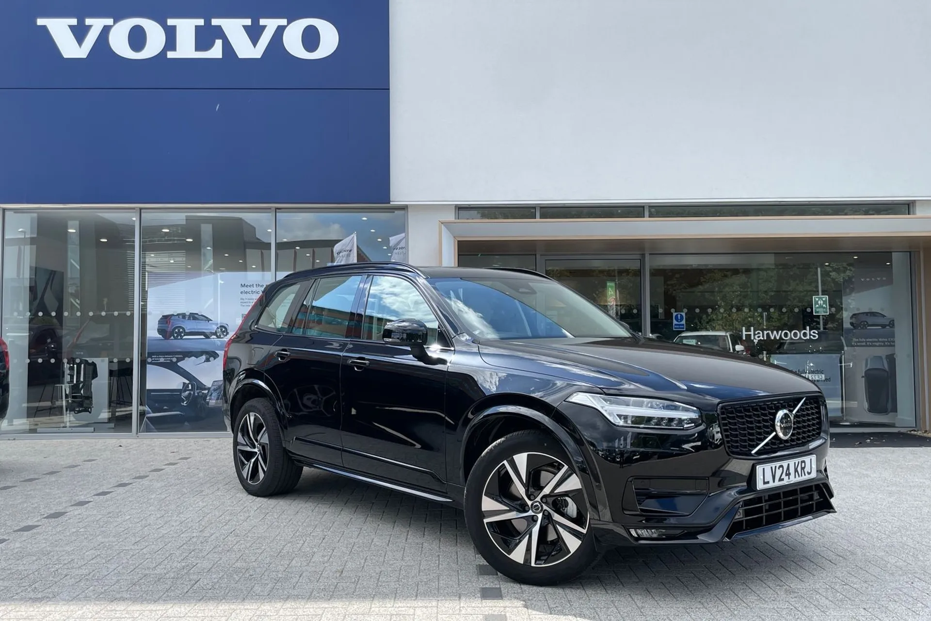 Volvo XC90 focused image