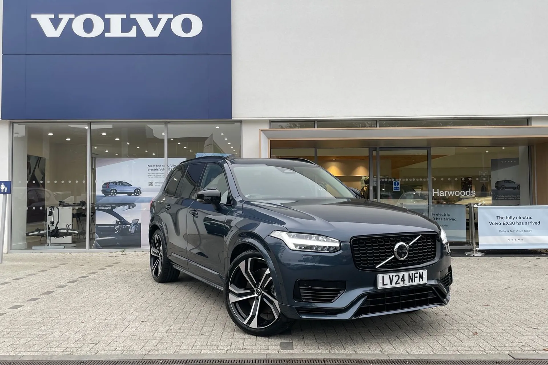 Volvo XC90 focused image