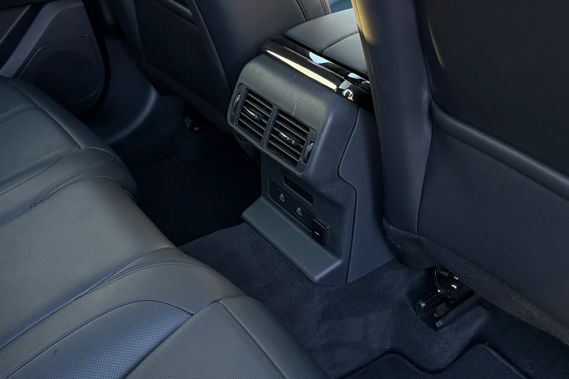 LAND ROVER RANGE ROVER VELAR thumbnail image number 37