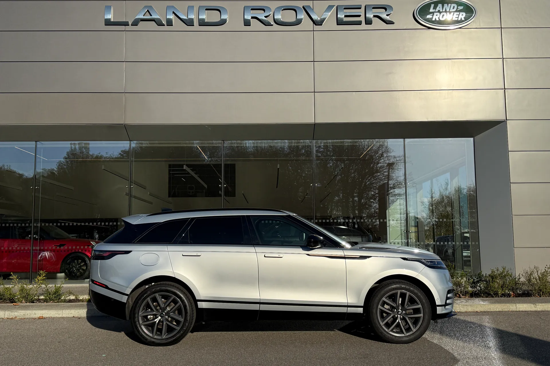 LAND ROVER RANGE ROVER VELAR thumbnail image number 2