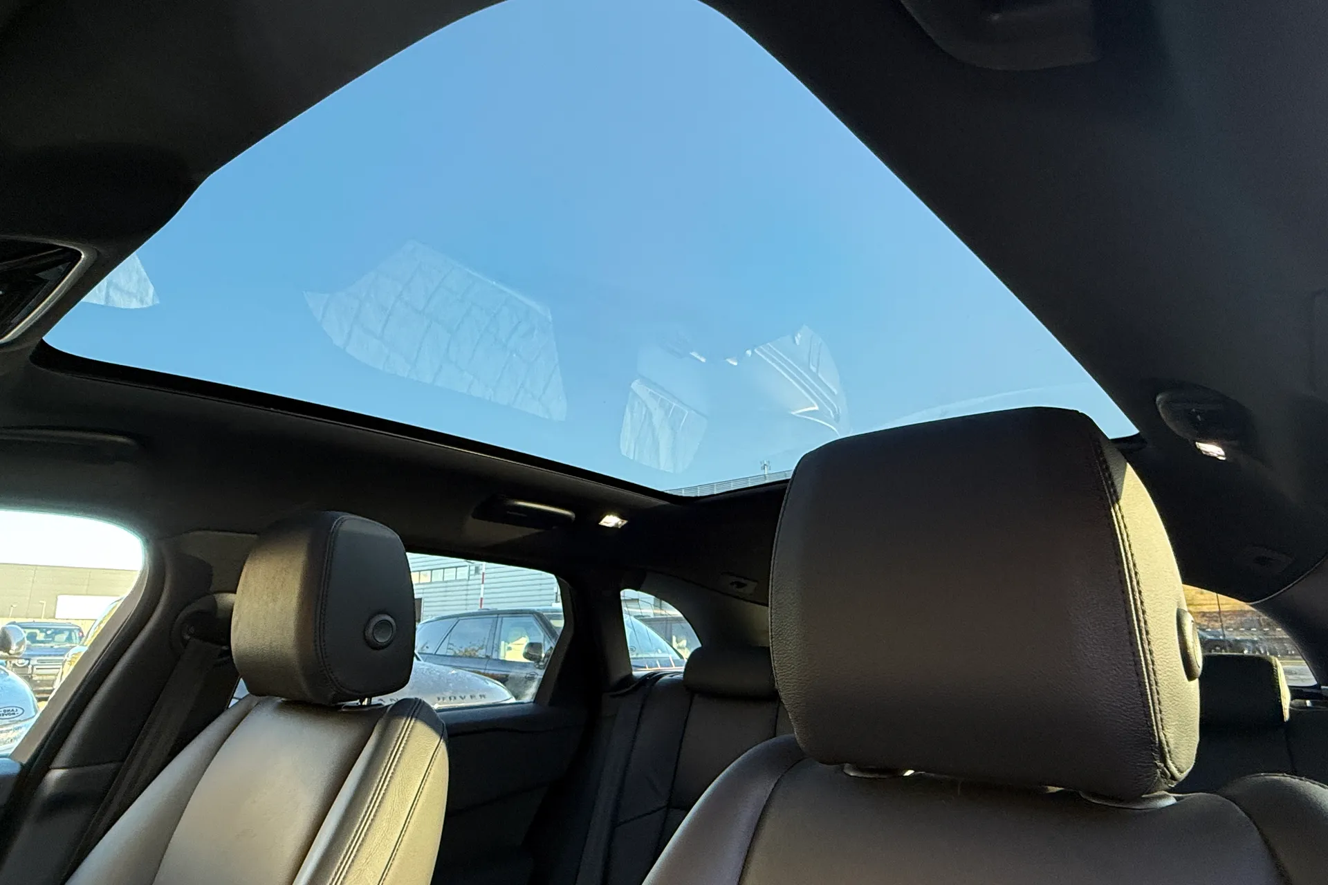 LAND ROVER RANGE ROVER VELAR thumbnail image number 4