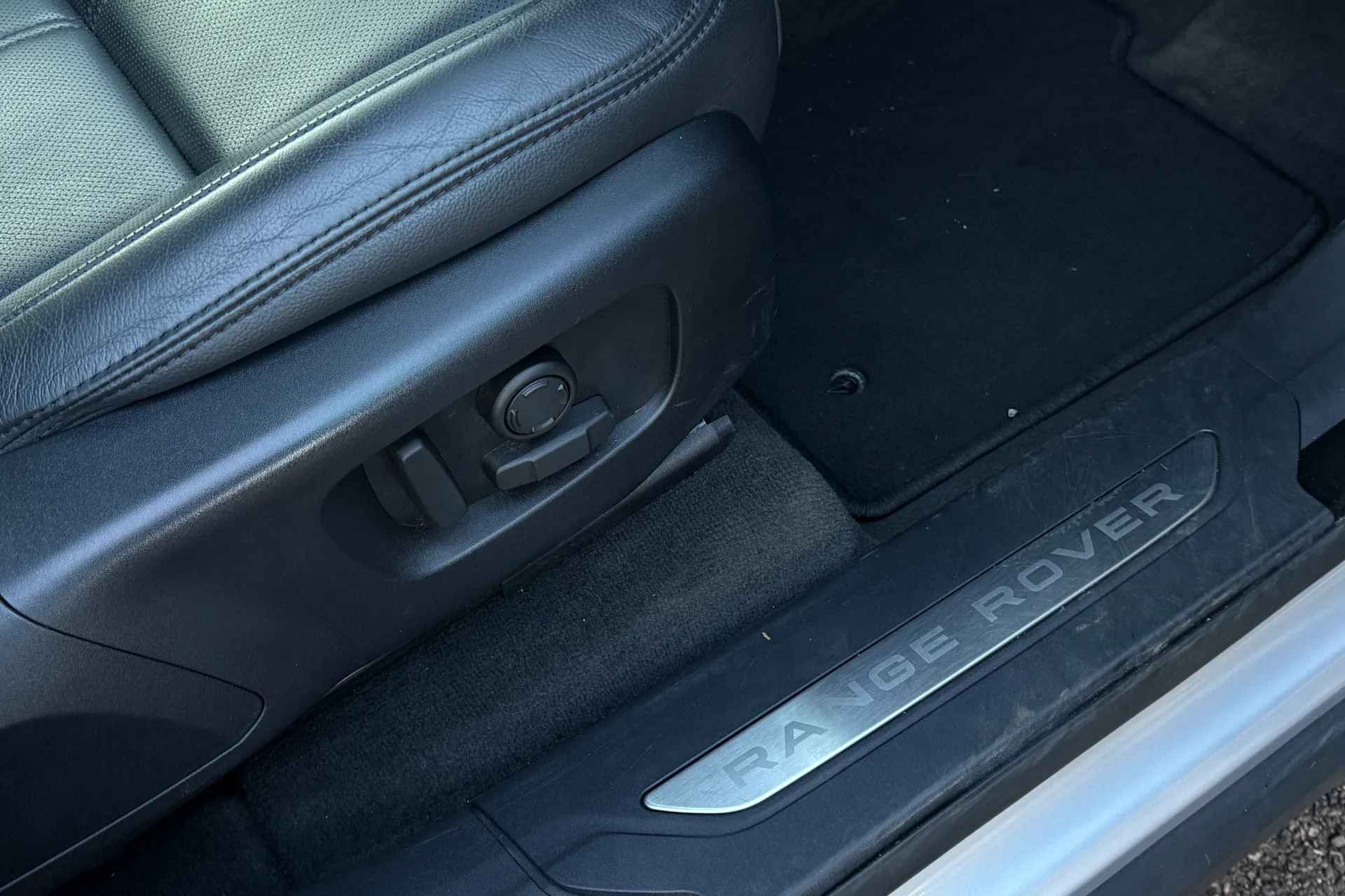 LAND ROVER RANGE ROVER VELAR thumbnail image number 39