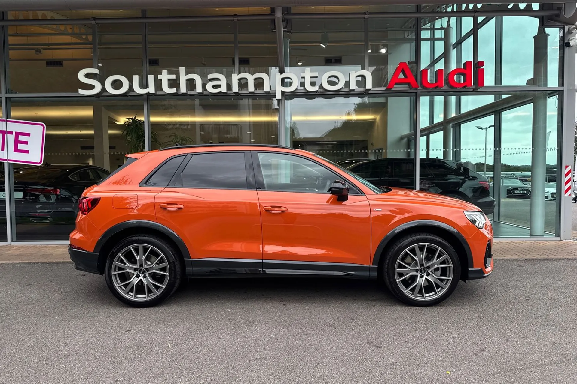 Audi Q3 thumbnail image number 2