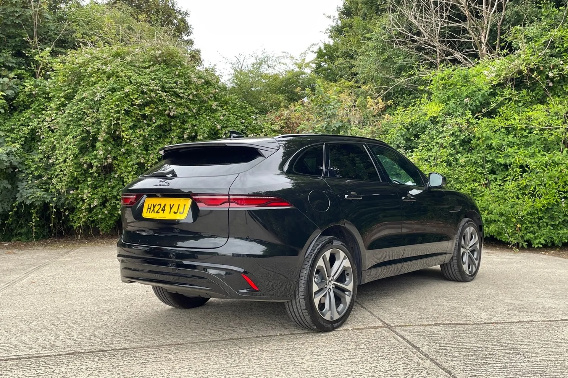 Jaguar F-PACE thumbnail image number 3