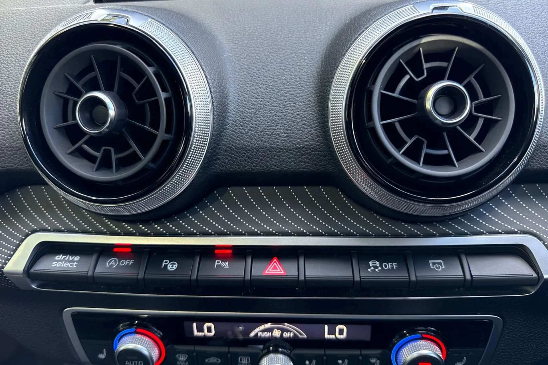 Audi Q2 thumbnail image number 42