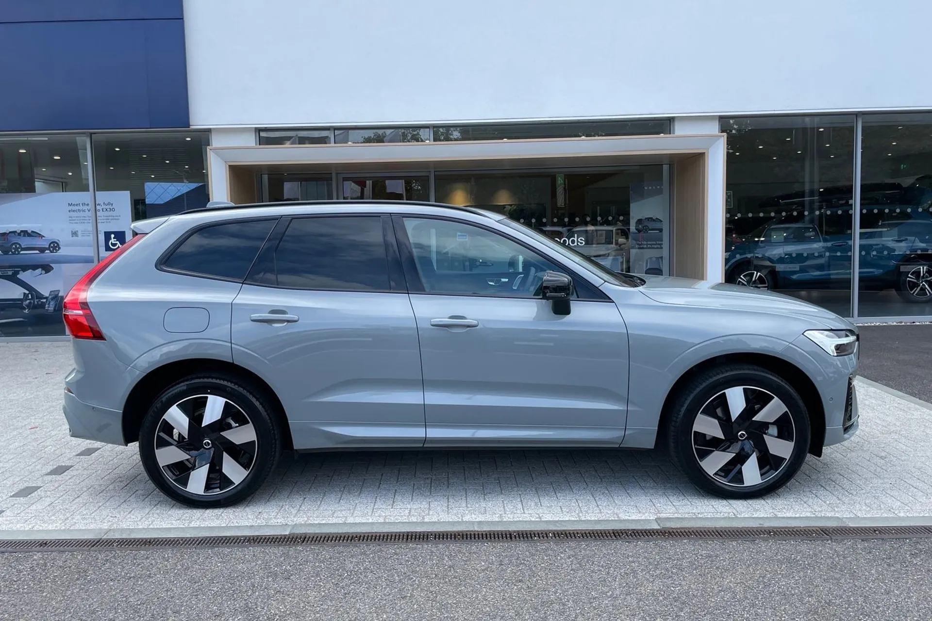 Volvo XC60 thumbnail image number 2