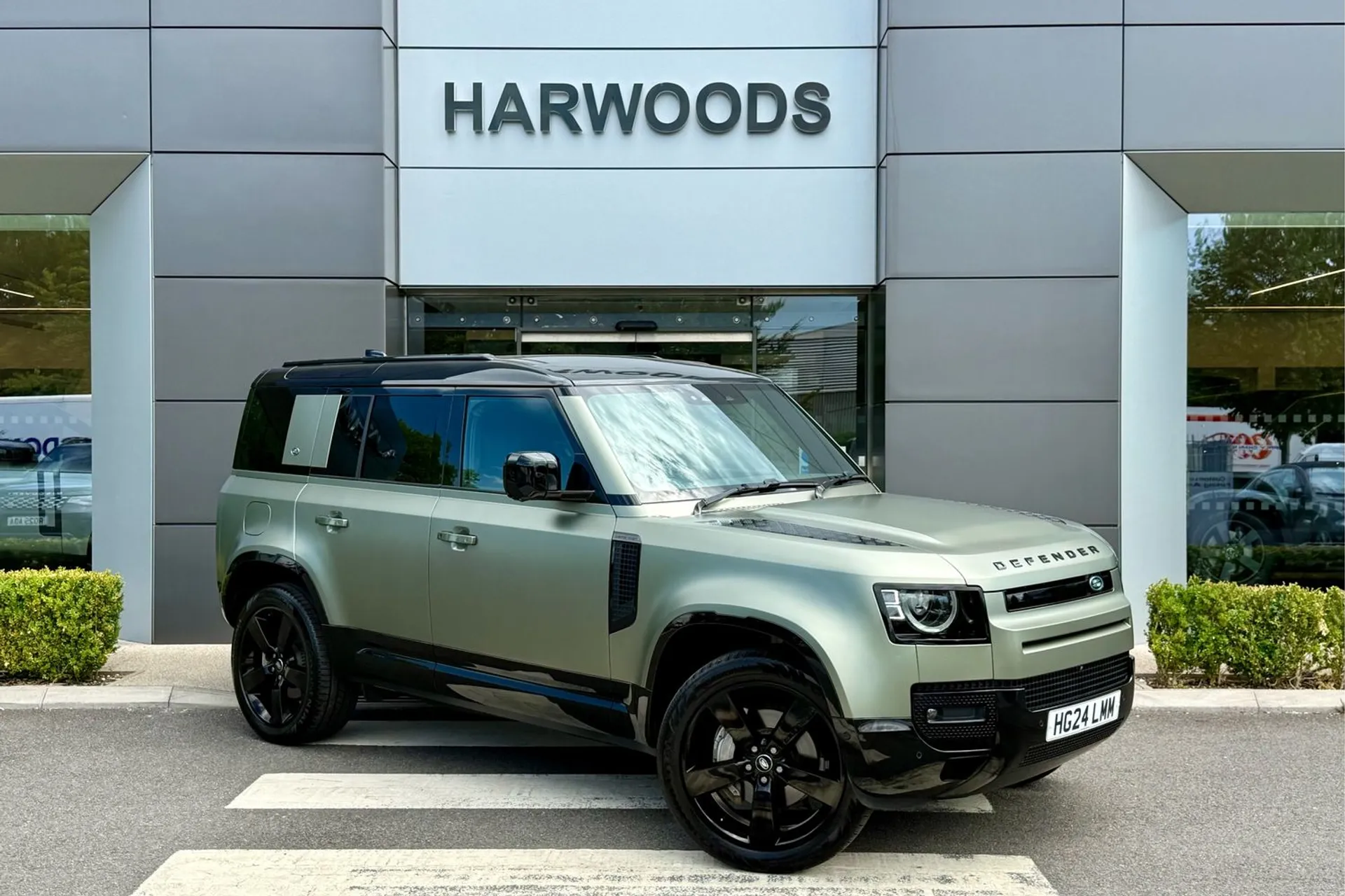 LAND ROVER DEFENDER focused image