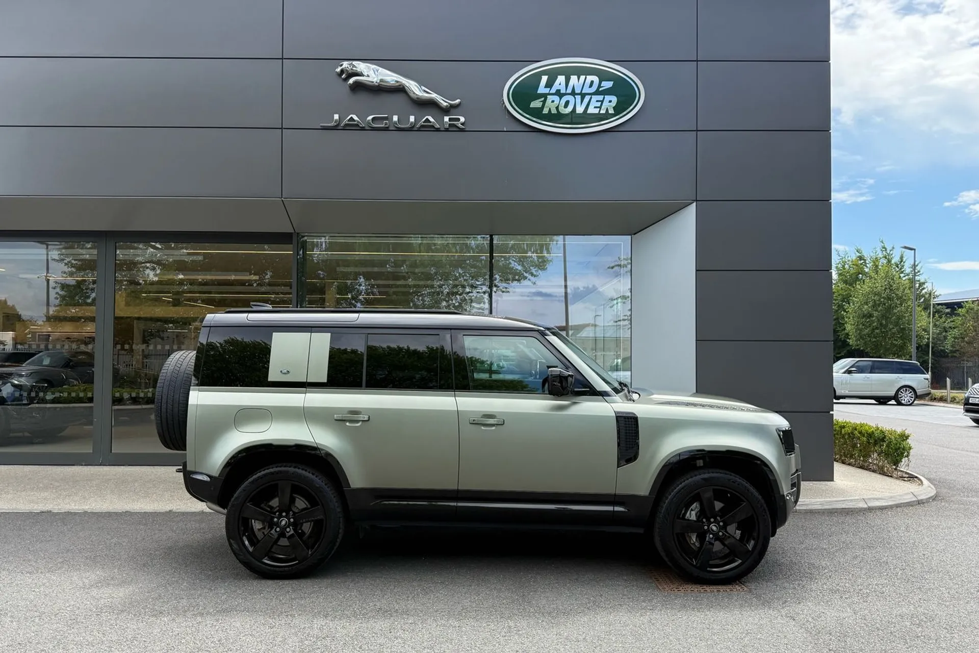 LAND ROVER DEFENDER thumbnail image number 2