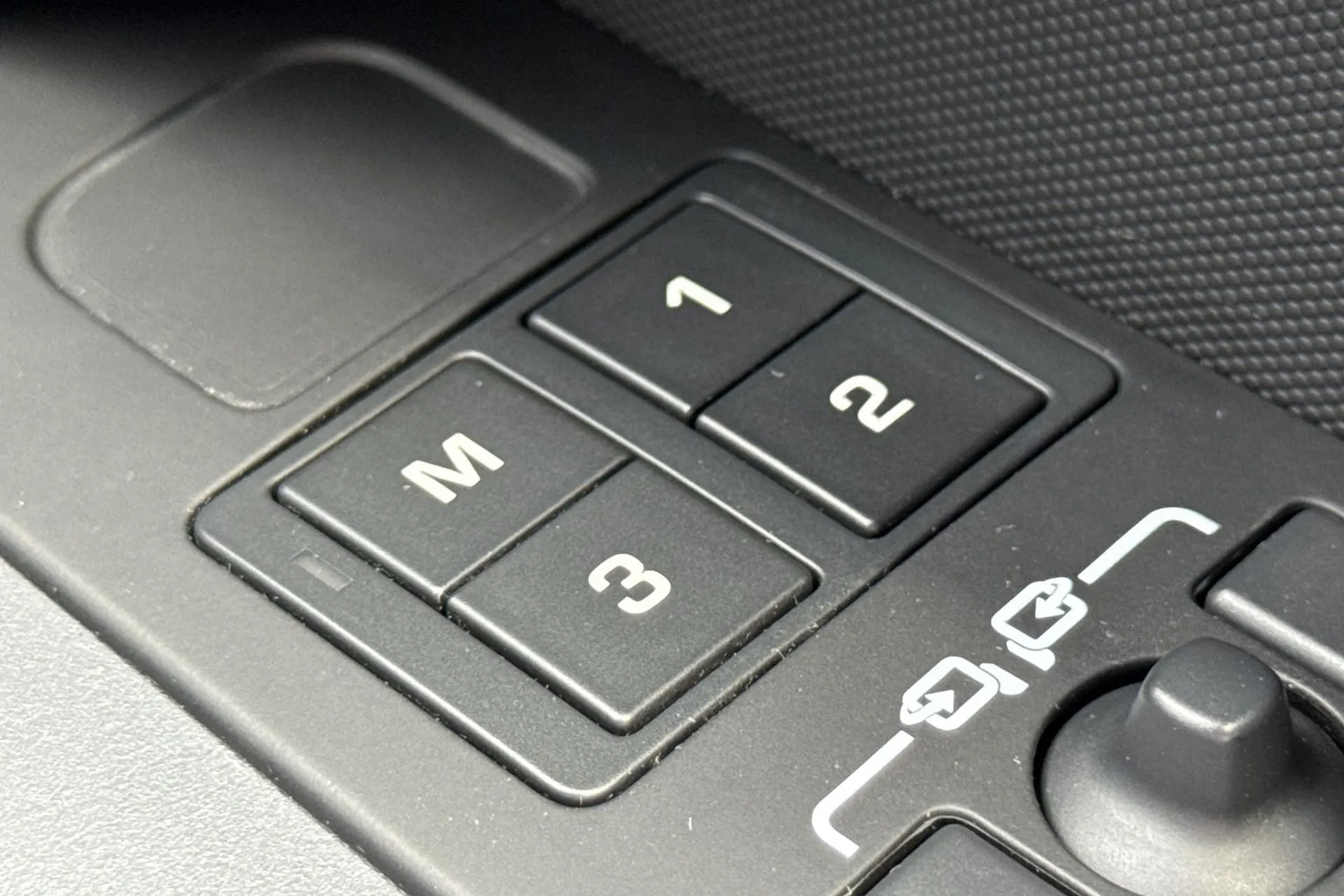 LAND ROVER DEFENDER thumbnail image number 57