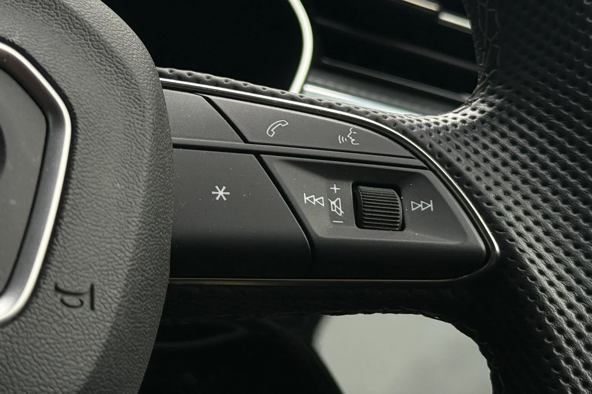 Audi Q3 thumbnail image number 10