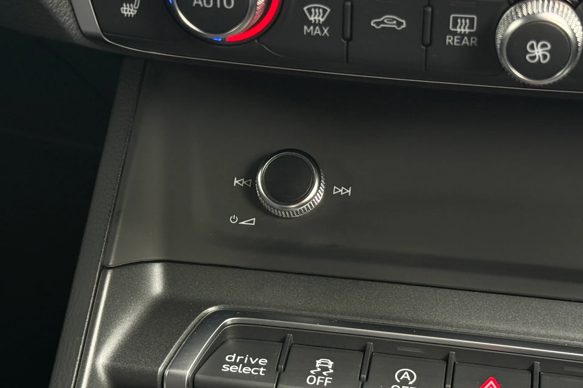 Audi Q3 thumbnail image number 21