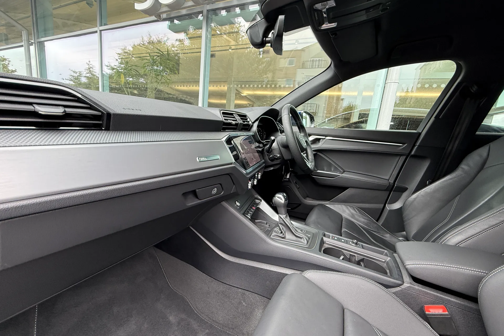 Audi Q3 thumbnail image number 2