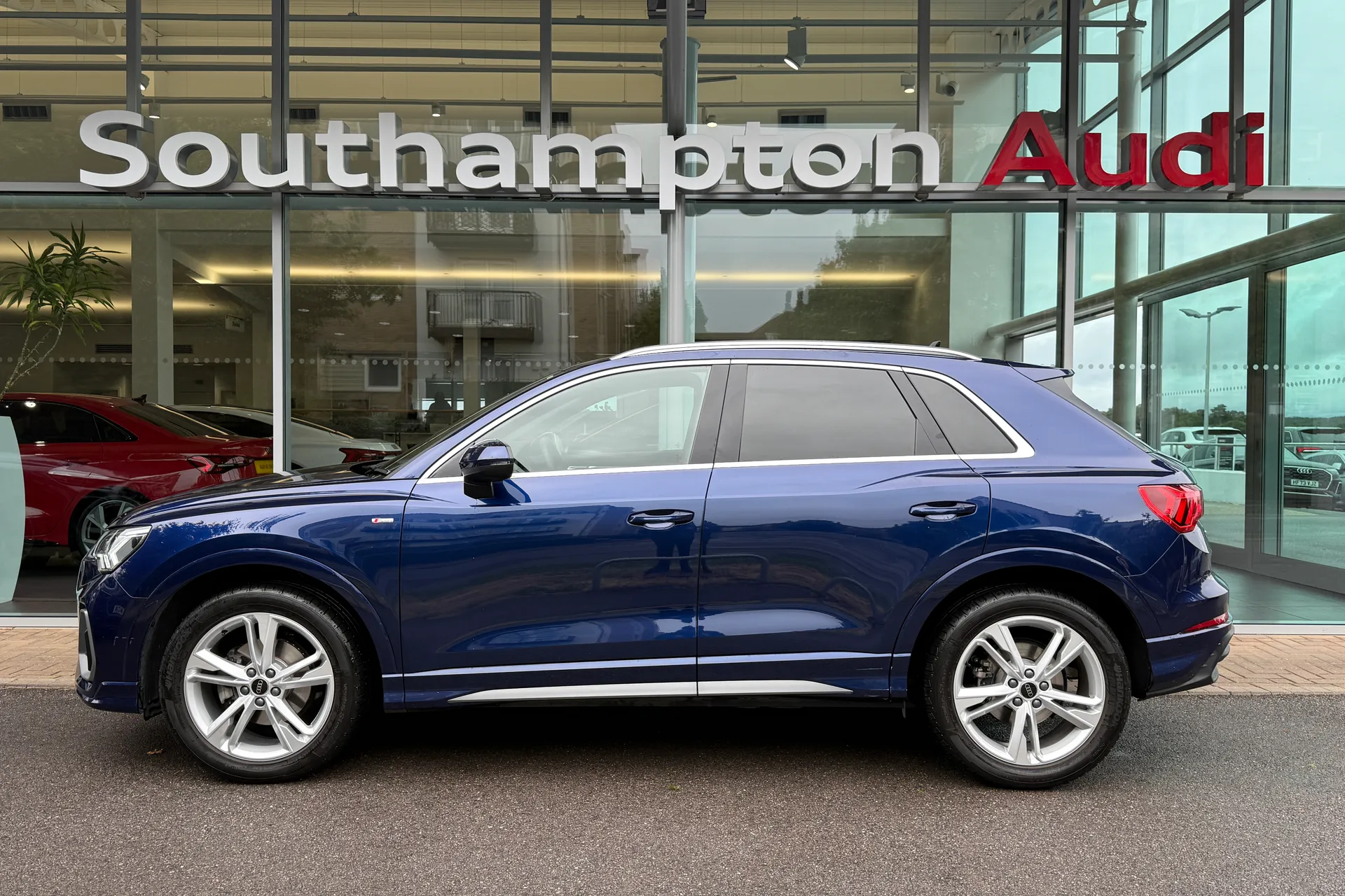 Audi Q3 thumbnail image number 50