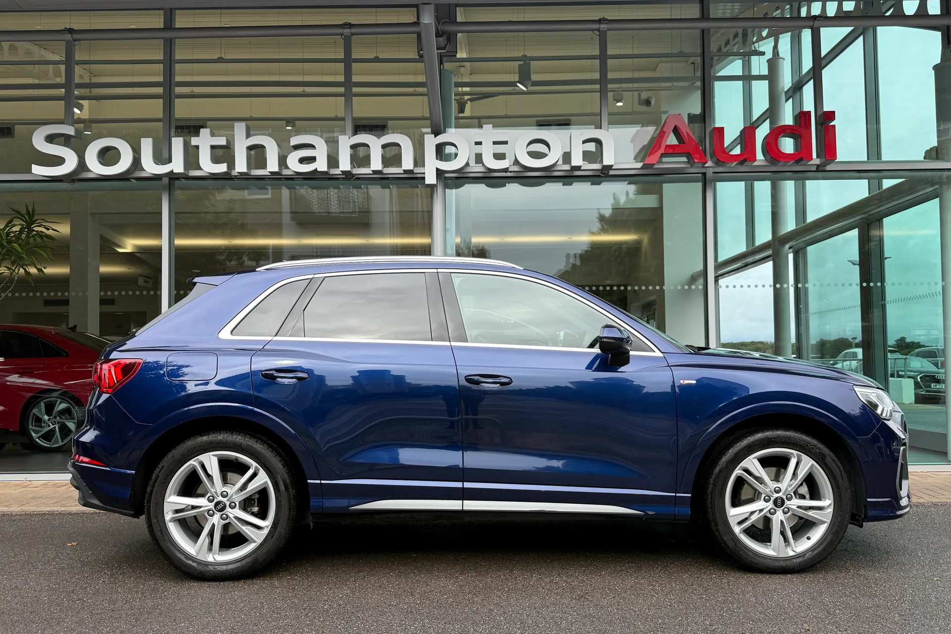 Audi Q3 thumbnail image number 4