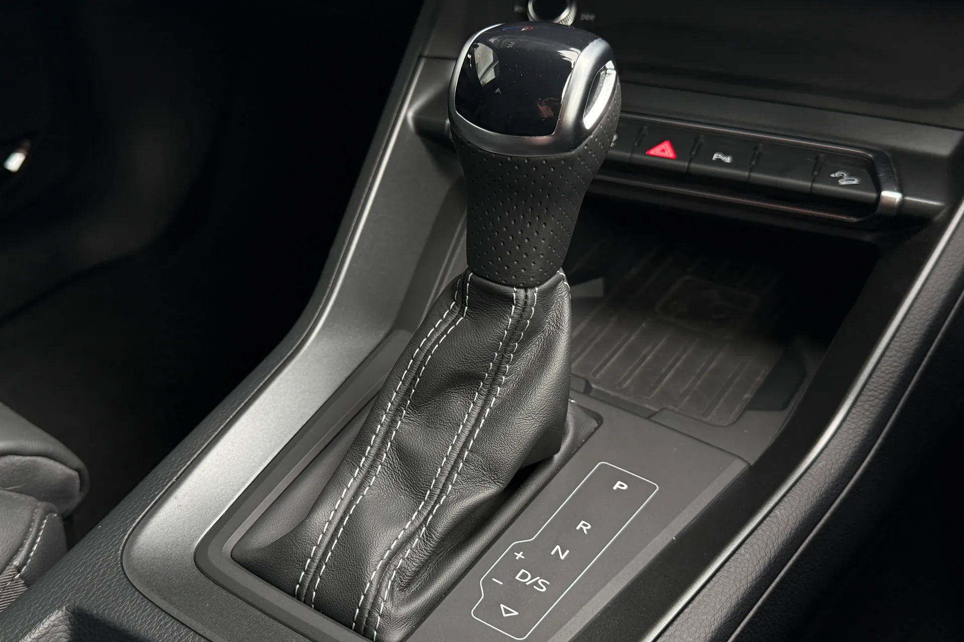 Audi Q3 thumbnail image number 24
