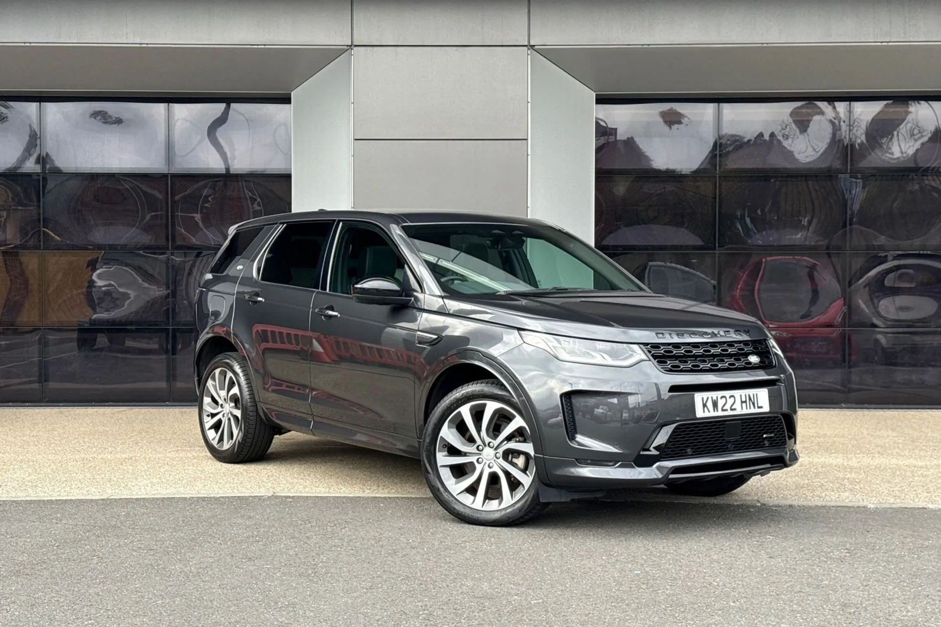 LAND ROVER DISCOVERY SPORT focused image