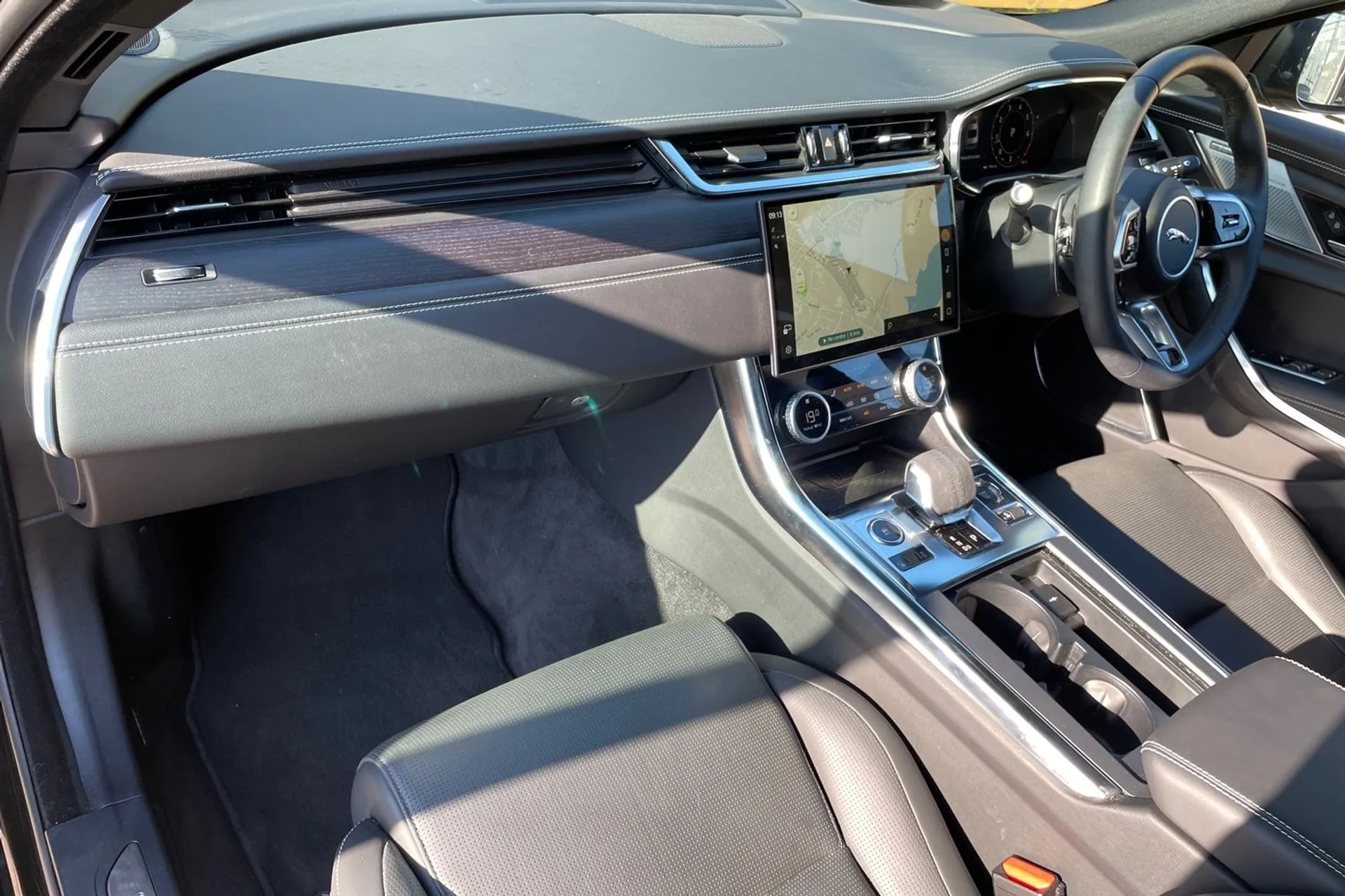 Jaguar XF thumbnail image number 29