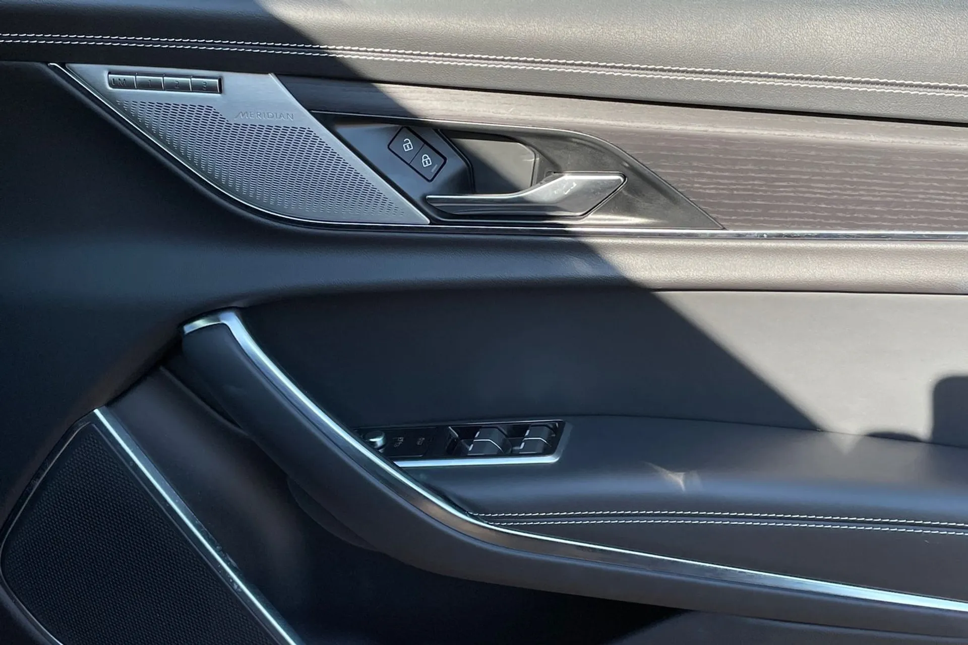 Jaguar XF thumbnail image number 41