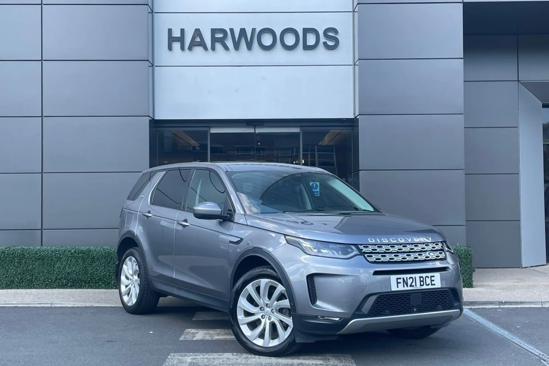 LAND ROVER DISCOVERY SPORT focused image