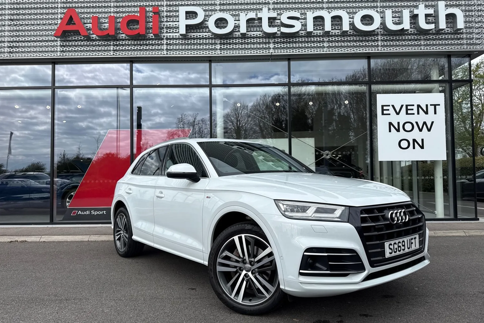 Audi Q5 focused image