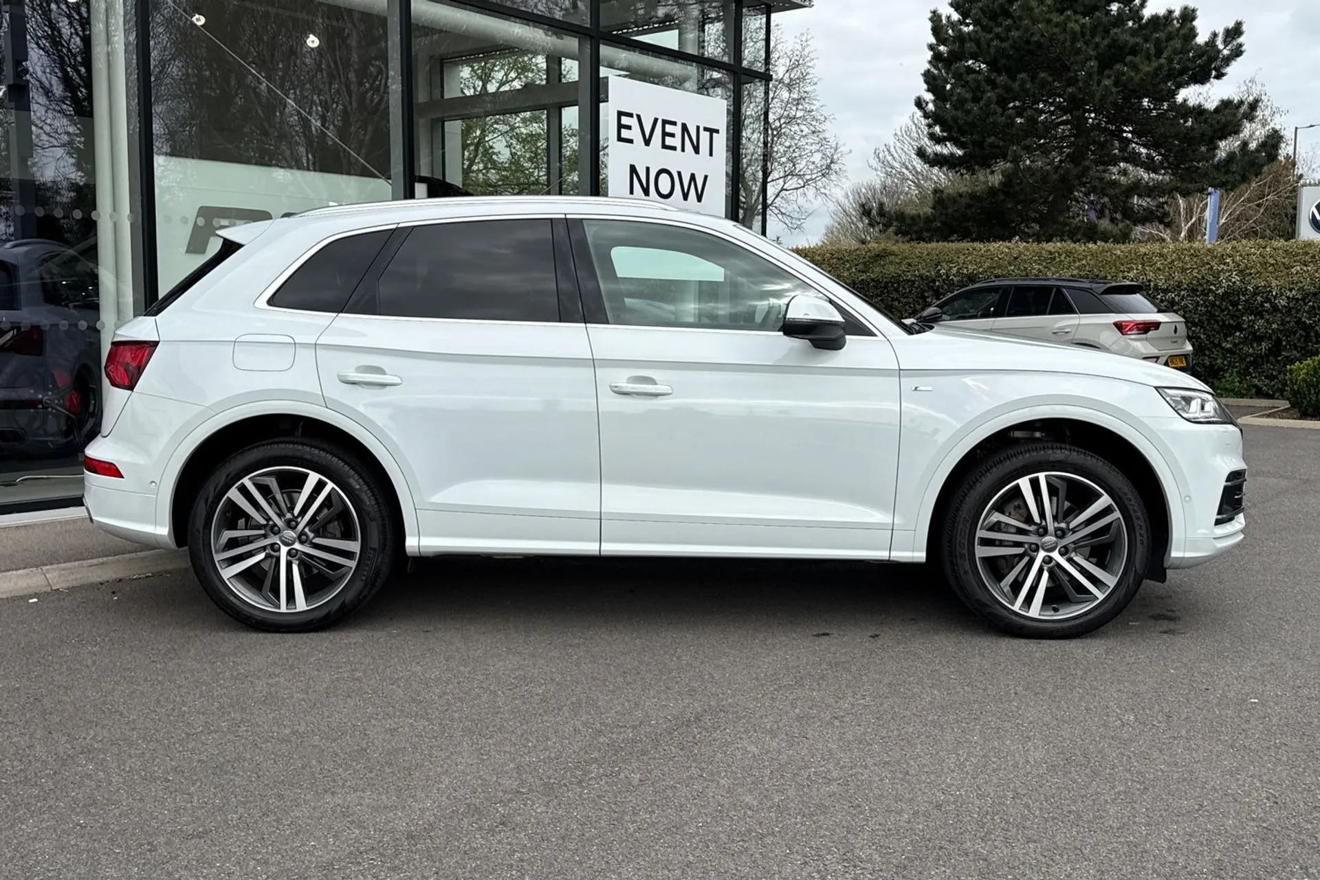Audi Q5 thumbnail image number 2