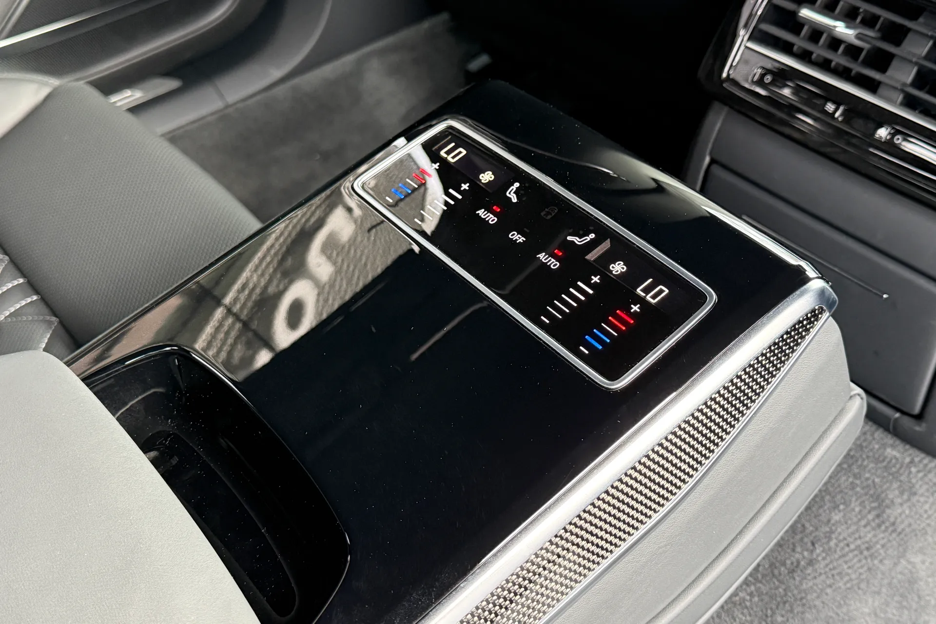 Audi A8 thumbnail image number 12