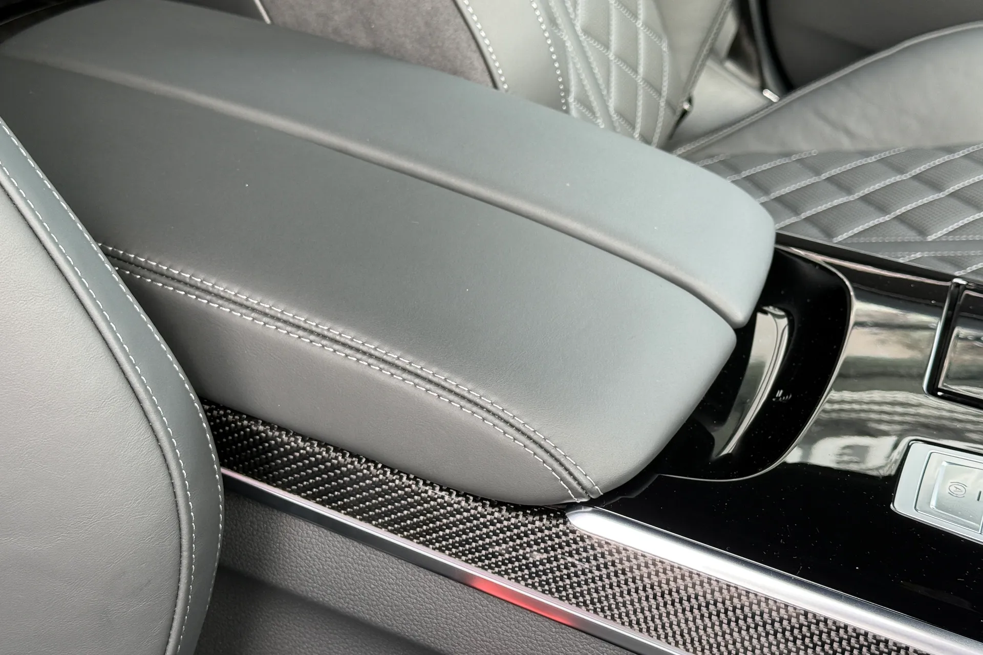 Audi A8 thumbnail image number 34