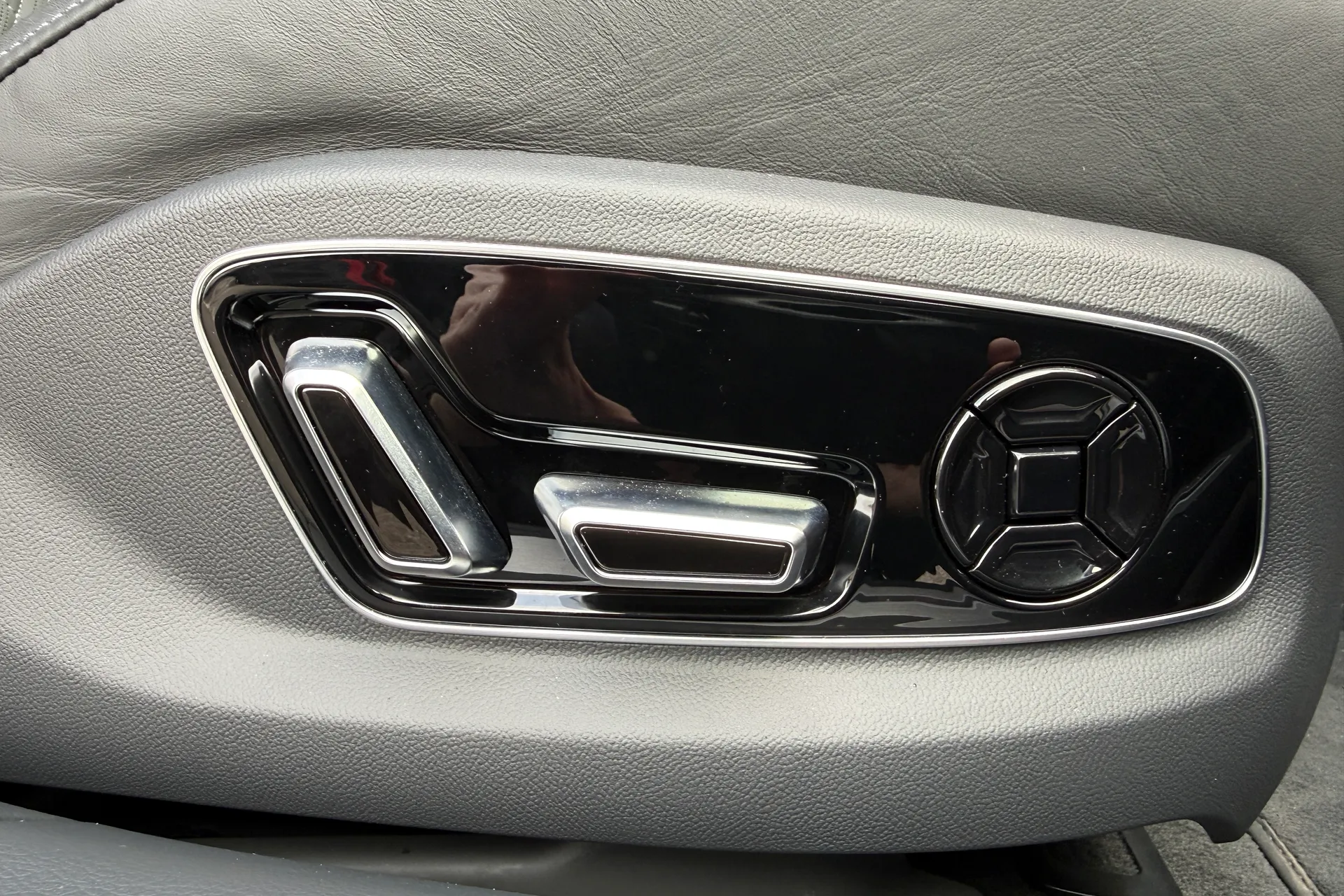 Audi A8 thumbnail image number 31