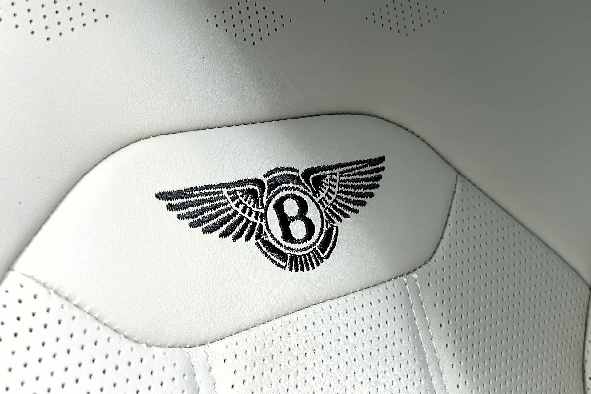 Bentley BENTAYGA thumbnail image number 22