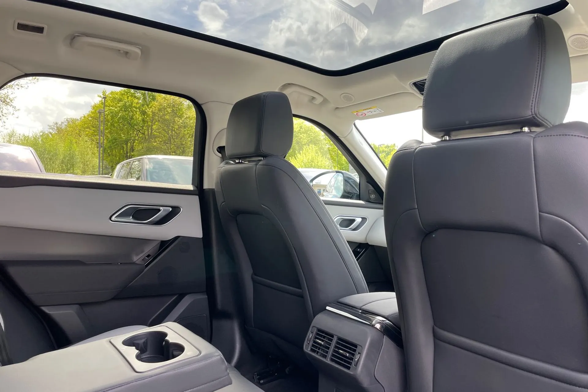LAND ROVER RANGE ROVER VELAR thumbnail image number 28