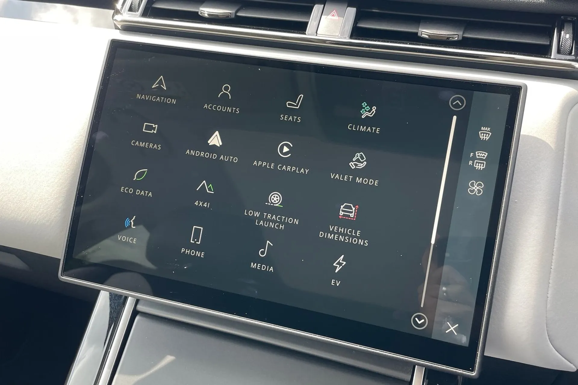 LAND ROVER RANGE ROVER VELAR thumbnail image number 33