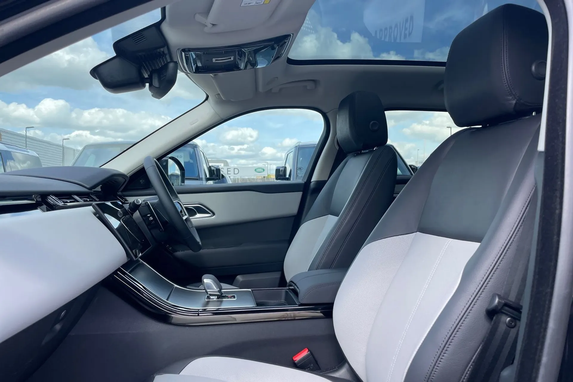 LAND ROVER RANGE ROVER VELAR thumbnail image number 38